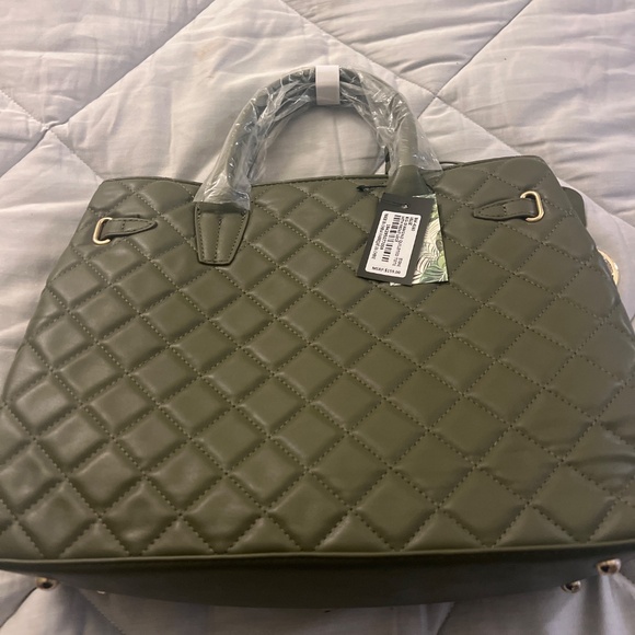 Big Diamond Wuilted Tote with Front lock - Picture 2 of 5